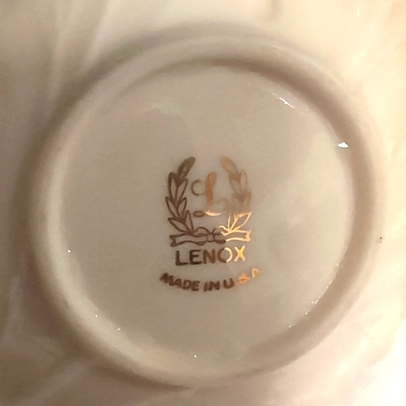 Lenox Two Leaf Serving Bowl with Handle in Ivory trimmed in Gold Made in… - Picture 5 of 5